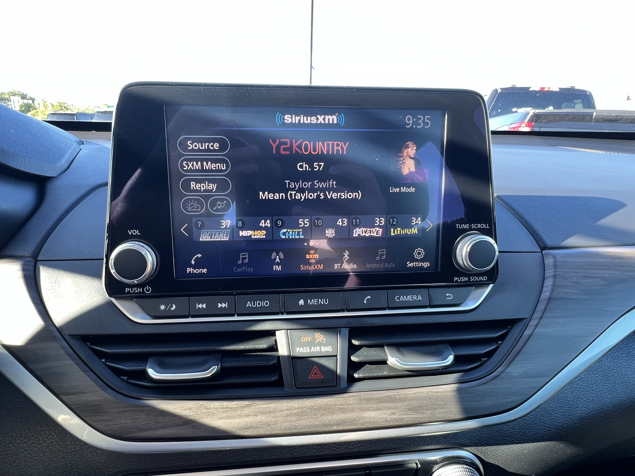 Vehicle photo 32
