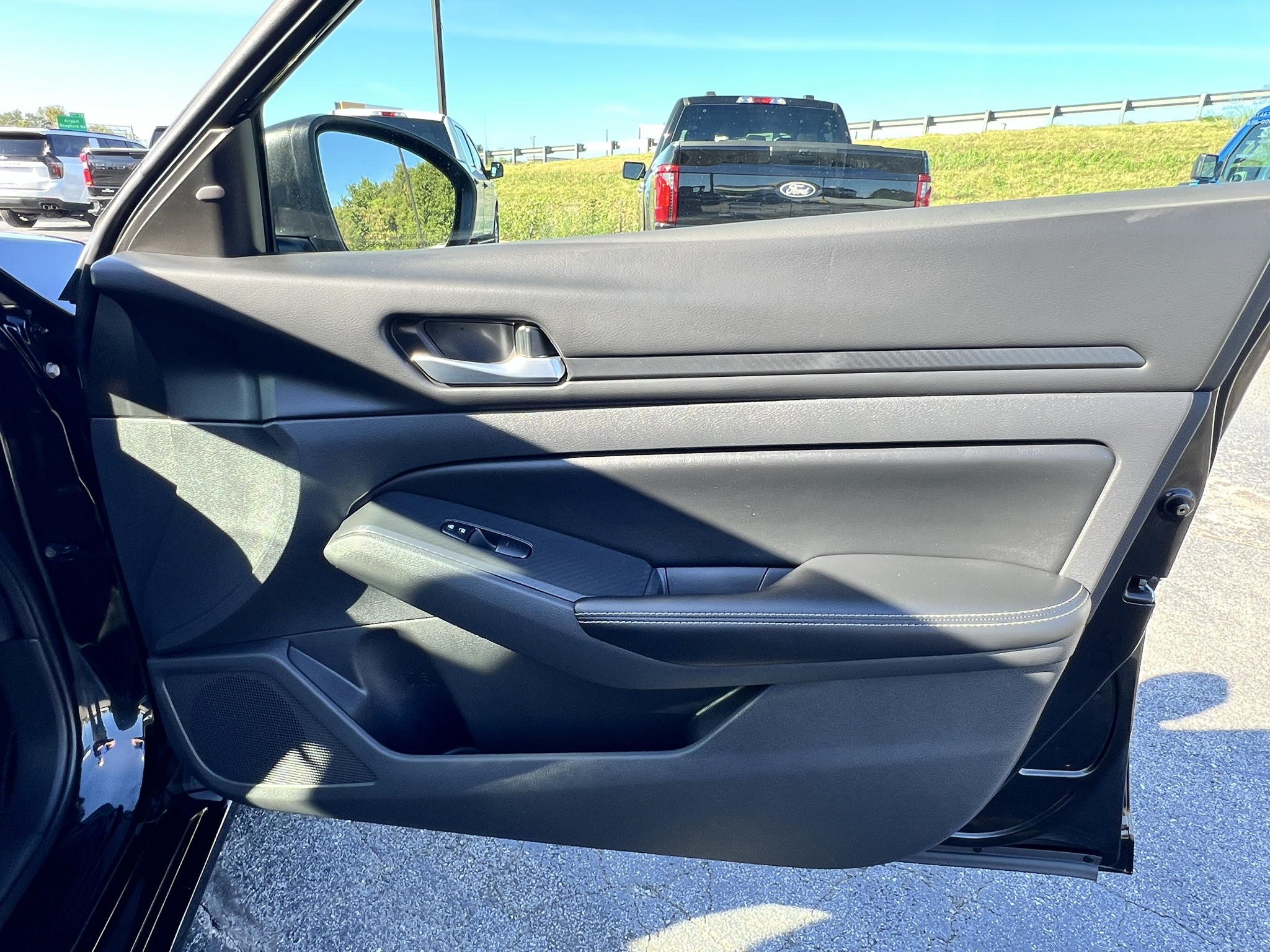 2025 Nissan Altima SV - Photo 15