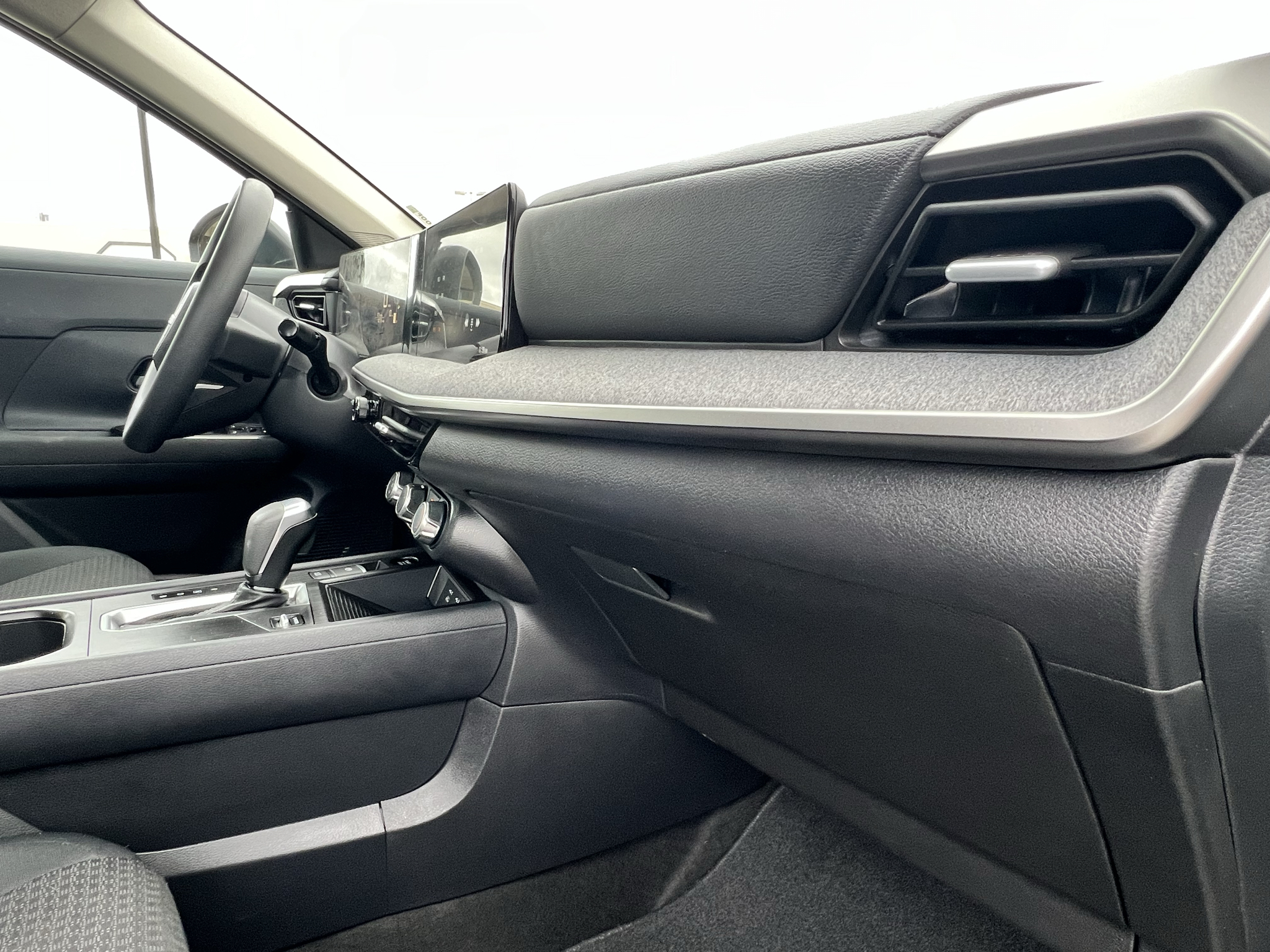 Vehicle photo 17