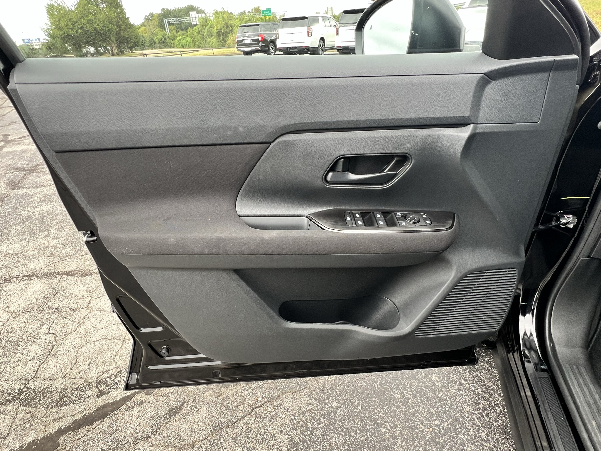 Vehicle photo 23