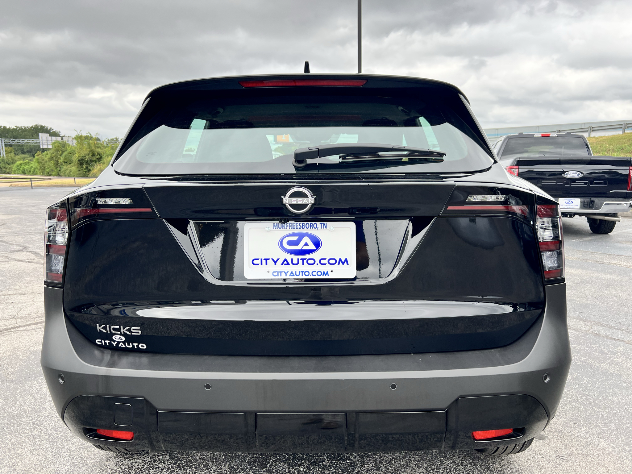 Vehicle photo 9