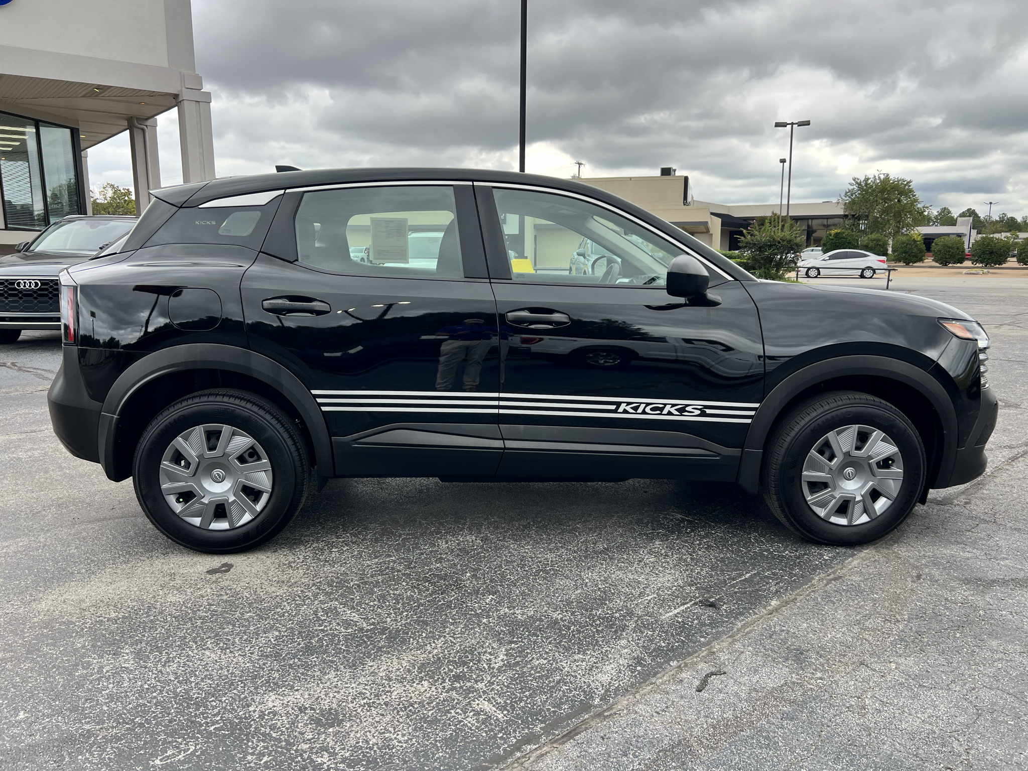 Vehicle photo 12