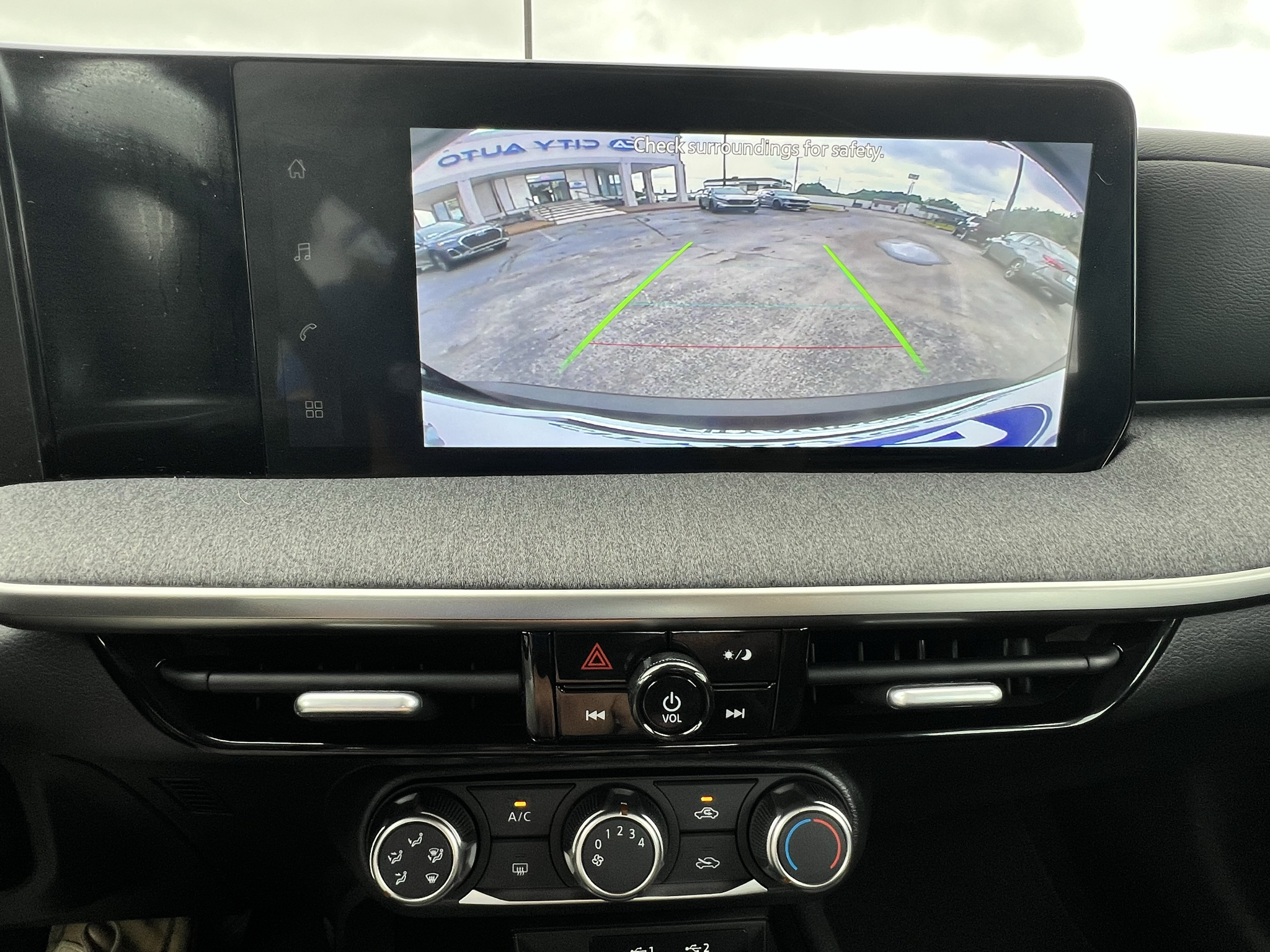 Vehicle photo 28