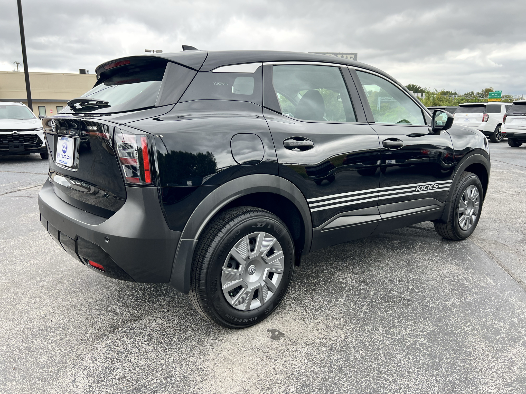 Vehicle photo 11