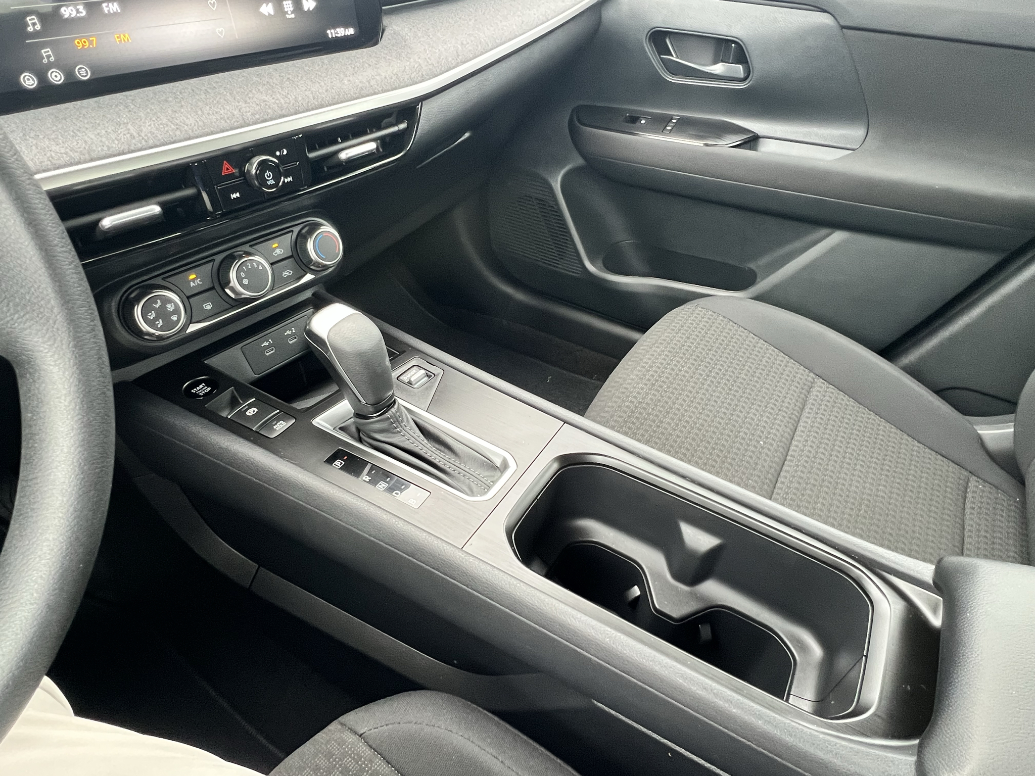 Vehicle photo 25
