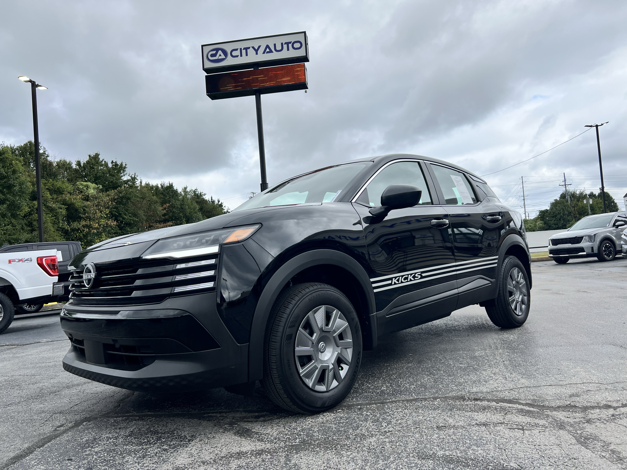 Vehicle photo 4
