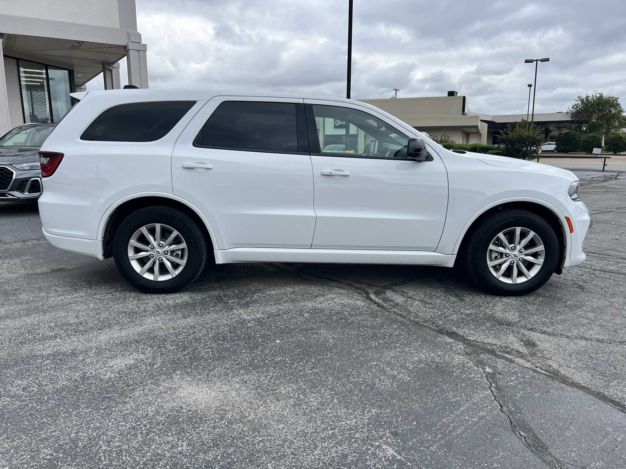 Vehicle photo 12