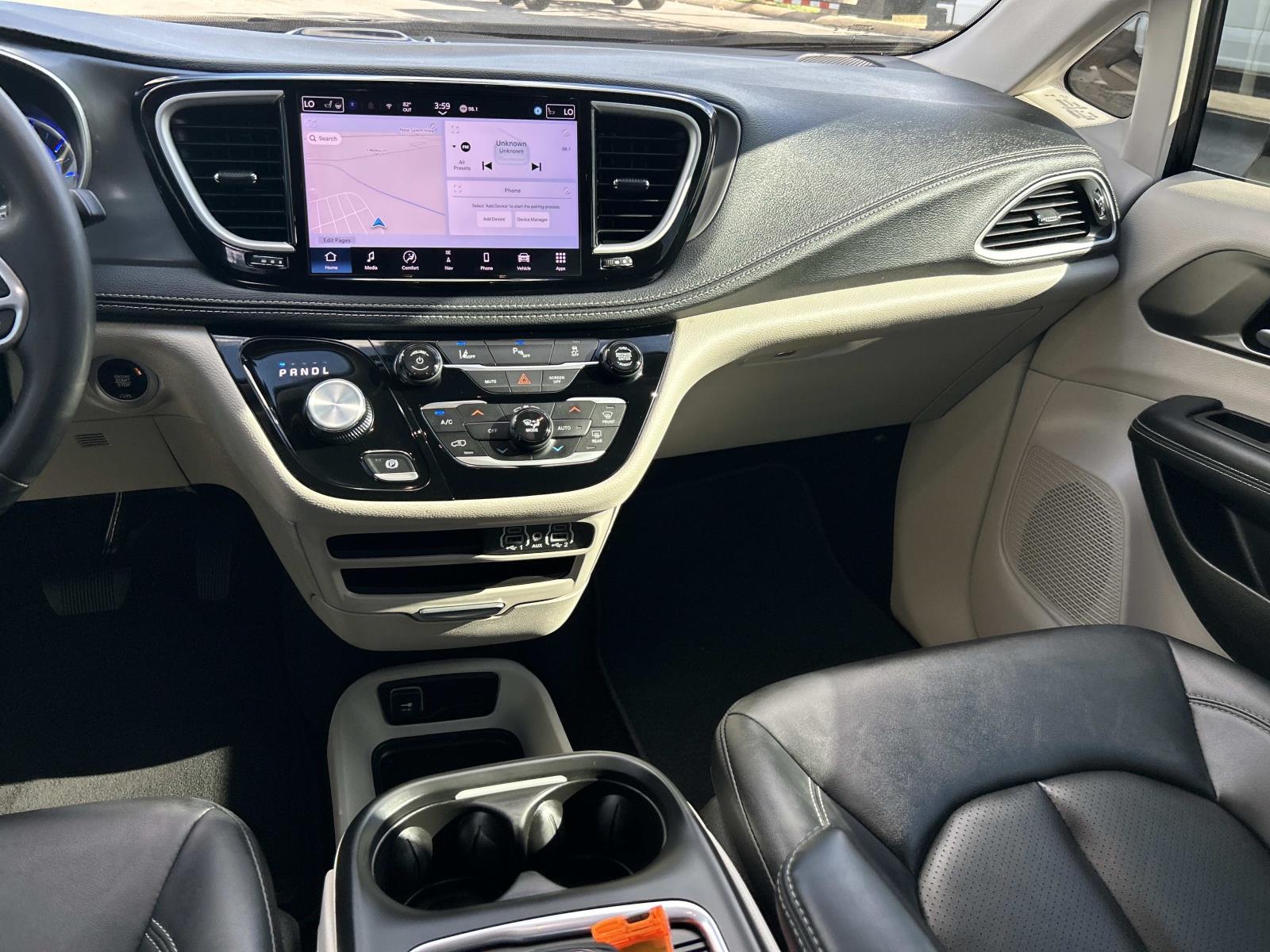 Used 2024 Chrysler Pacifica Van