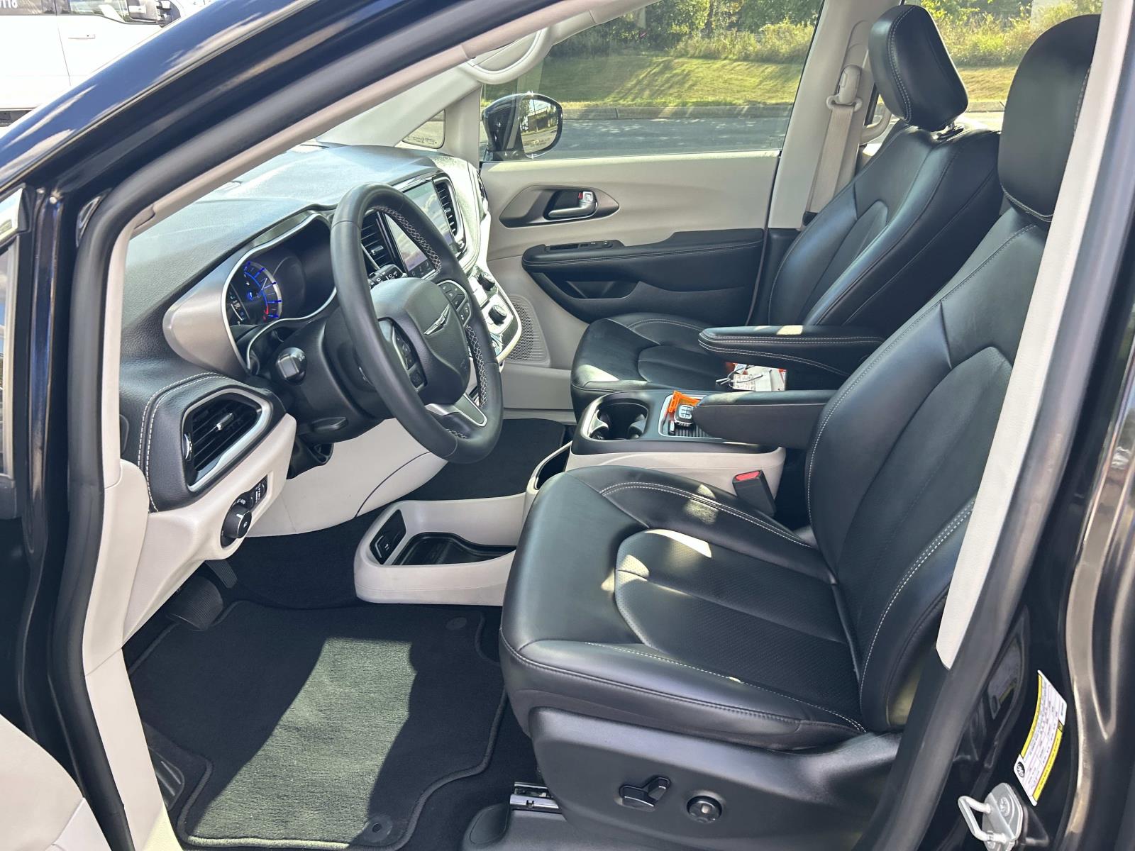 Used 2024 Chrysler Pacifica Van