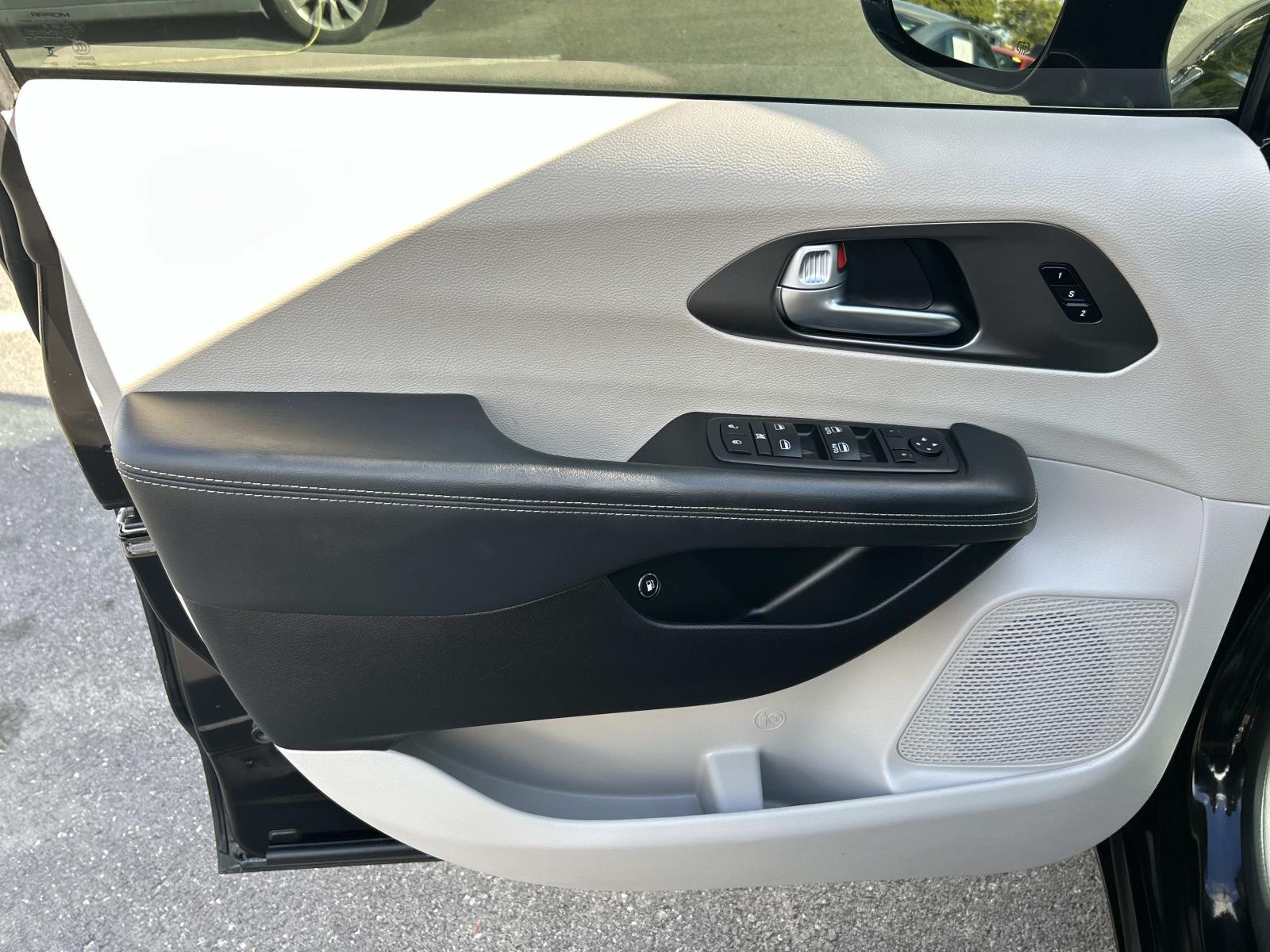 Used 2024 Chrysler Pacifica Van
