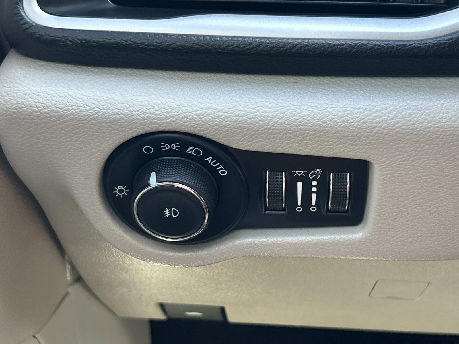 Used 2024 Chrysler Pacifica Van