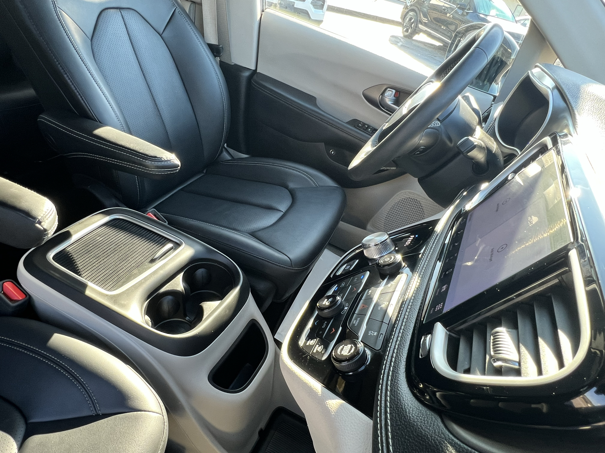 Used 2024 Chrysler Pacifica Van