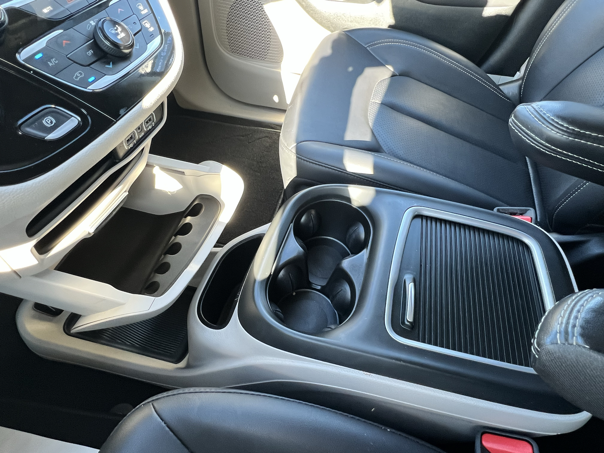Used 2024 Chrysler Pacifica Van