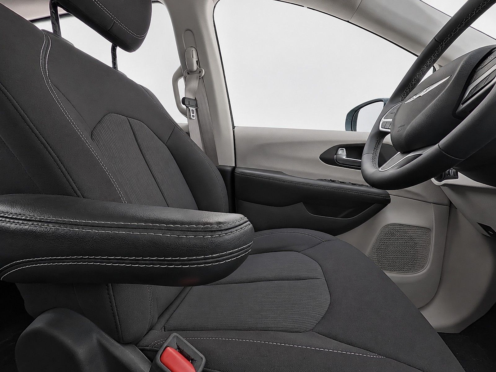 Used 2022 Chrysler Voyager Van