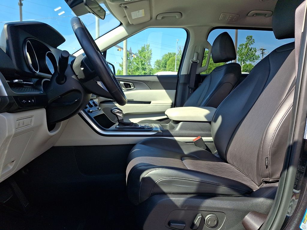 Used 2024 Kia Carnival Van