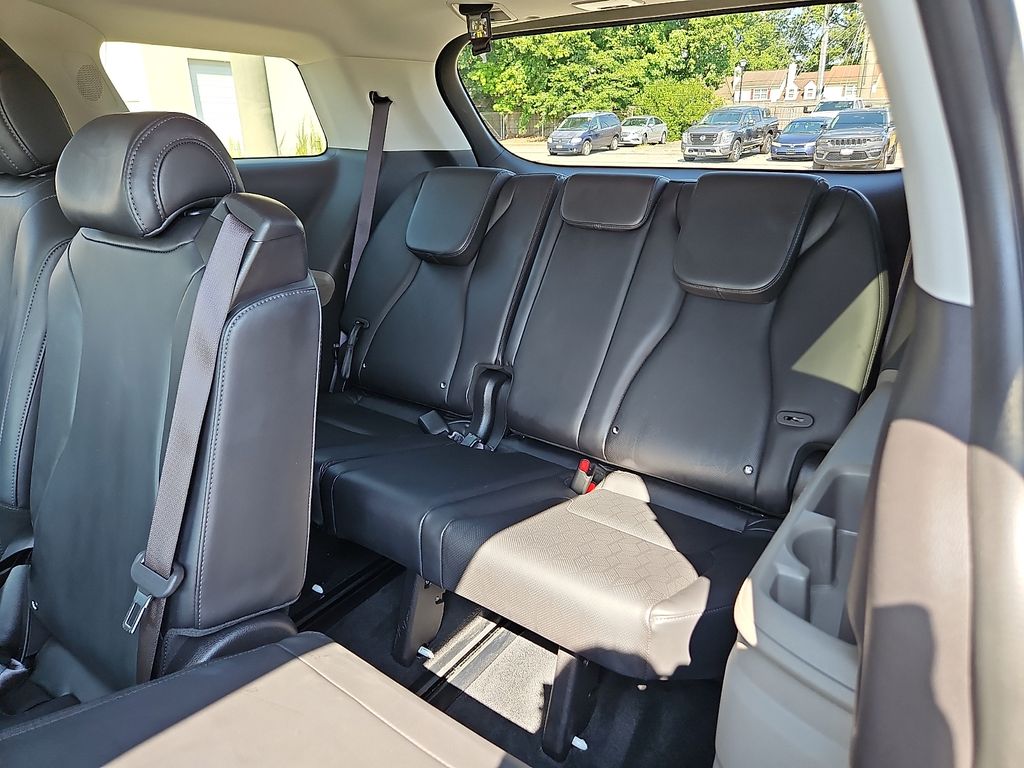 Used 2025 Kia Carnival Van