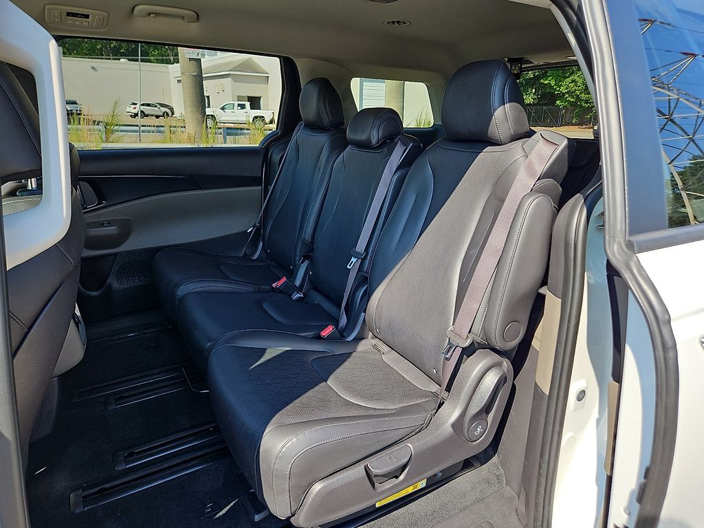 Used 2025 Kia Carnival Van