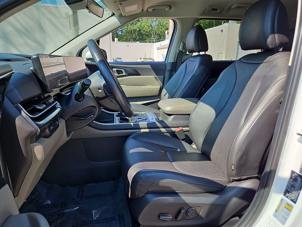 Used 2025 Kia Carnival Van