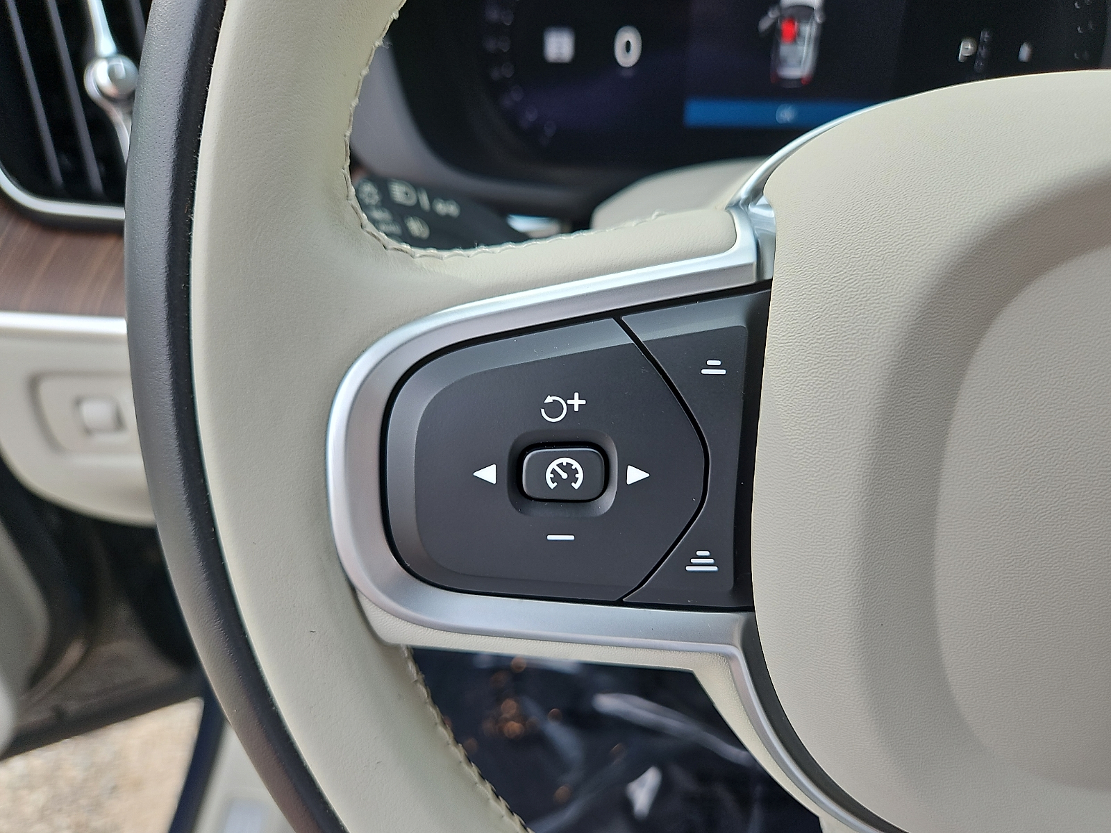 Used 2022 Volvo XC60 B5 SUV