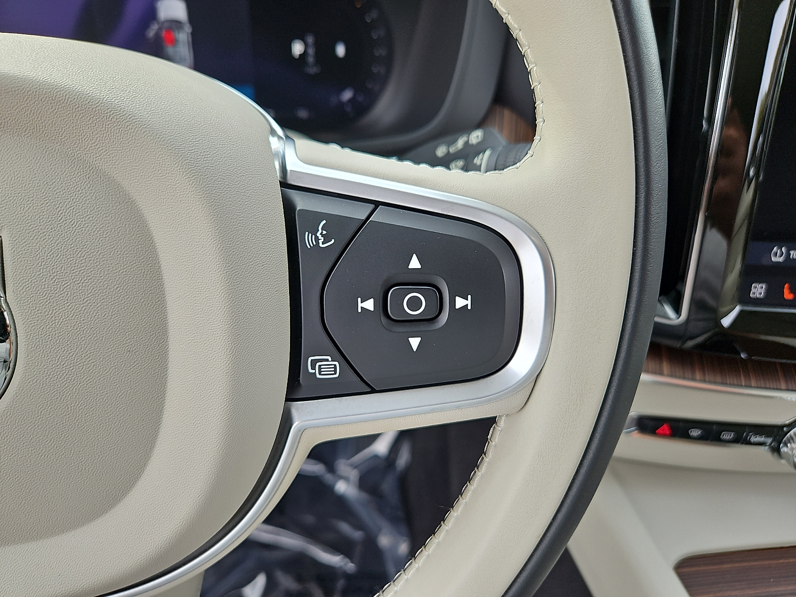 Used 2022 Volvo XC60 B5 SUV