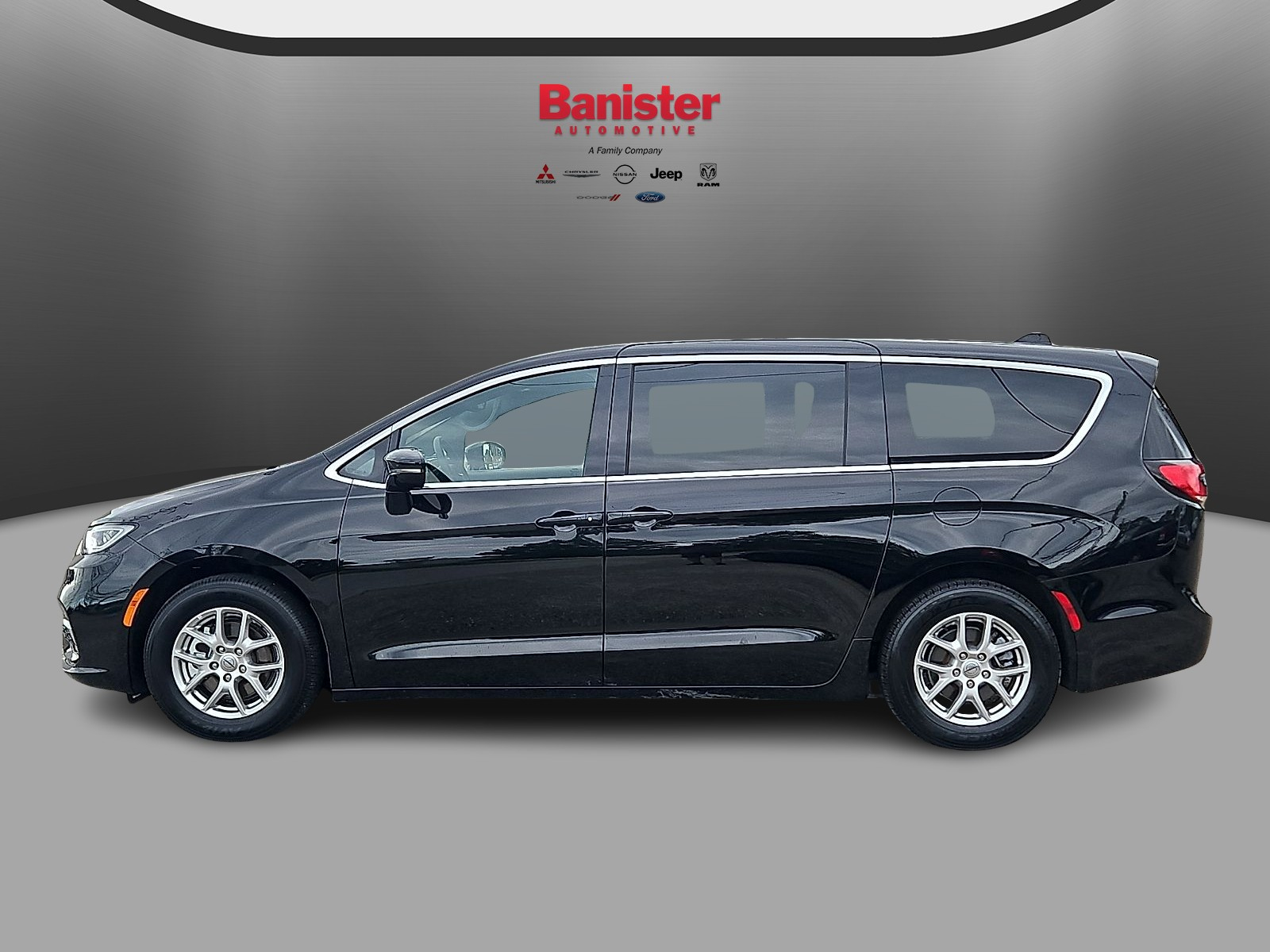 Used 2025 Chrysler Pacifica Van