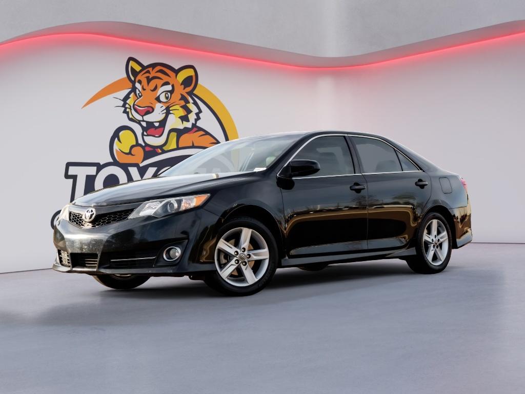 2013 Toyota Camry SE's photo