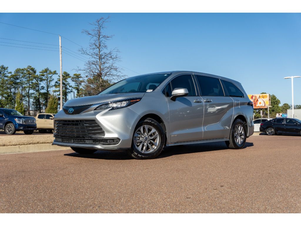 2021 Toyota Sienna LE's photo