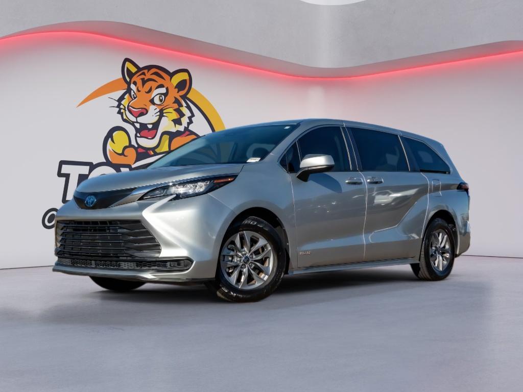 2021 Toyota Sienna LE's photo