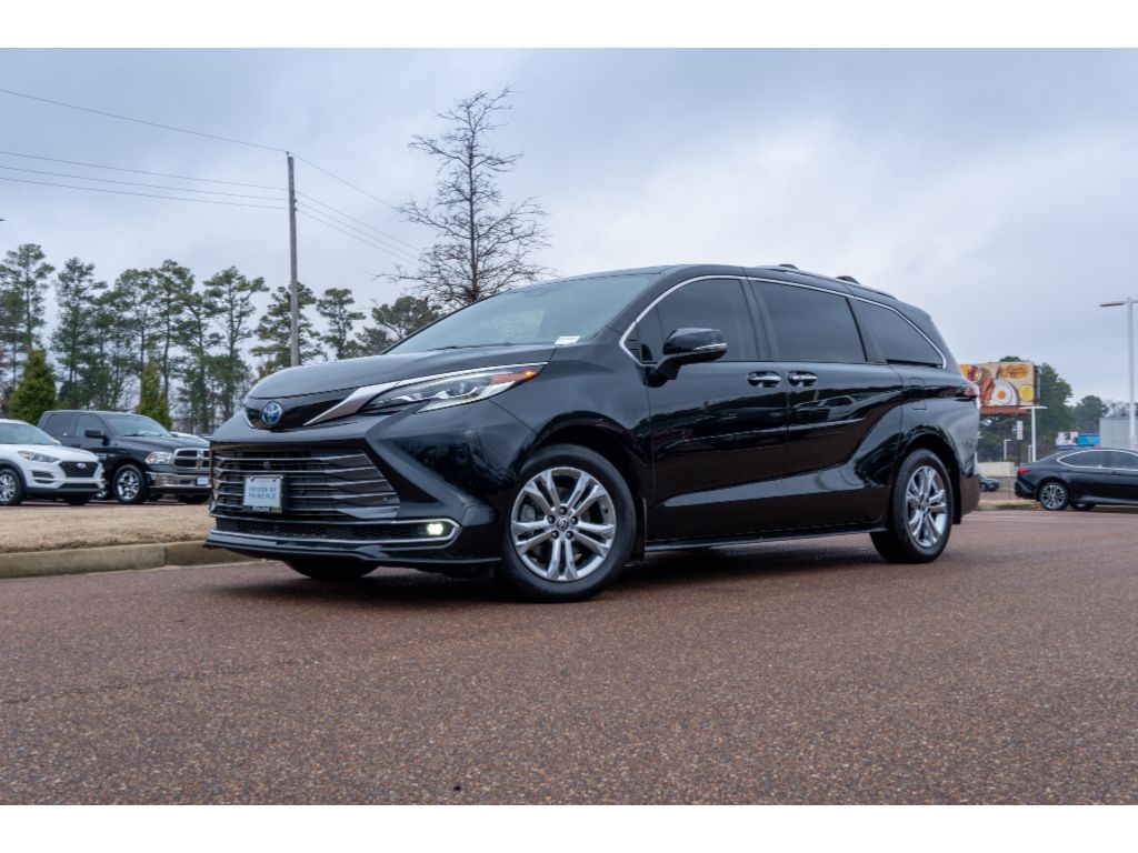 2022 Toyota Sienna Platinum's photo