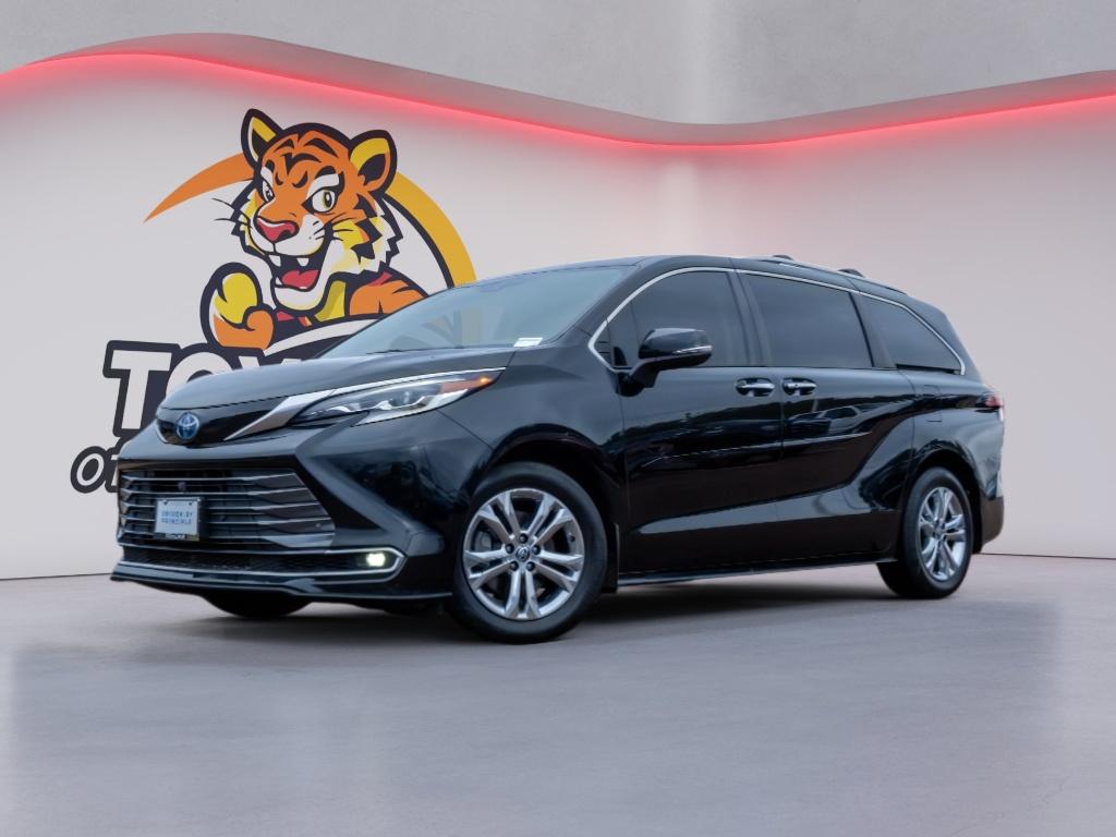 2022 Toyota Sienna Platinum's photo