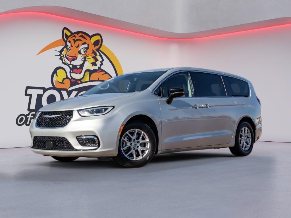 2024 Chrysler Pacifica Touring L's photo