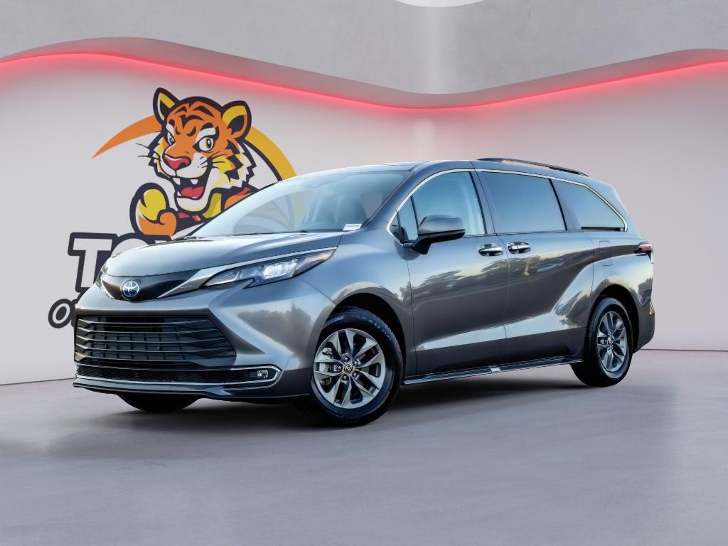 2024 Toyota Sienna XLE's photo