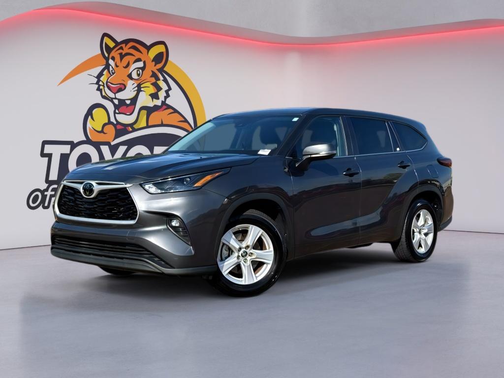 2024 Toyota Highlander LE's photo