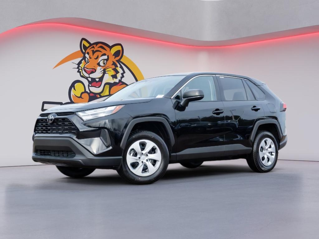 2025 Toyota RAV4 LE's photo