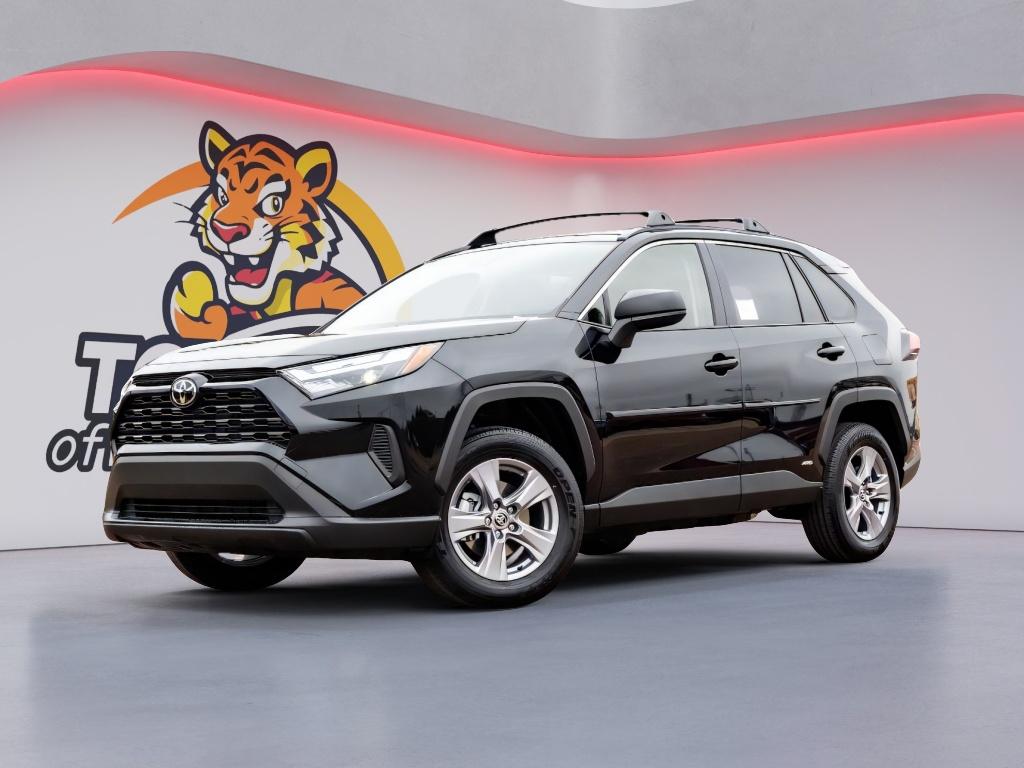 2025 Toyota RAV4 LE's photo