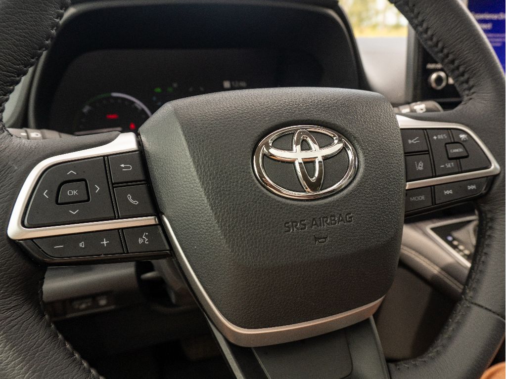 Used 2025 Toyota Sienna Van