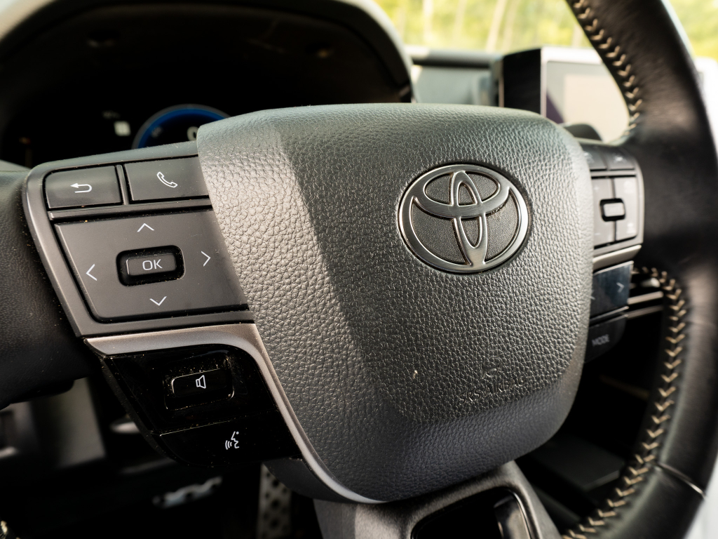 Used 2025 Toyota Camry Hybrid Sedan
