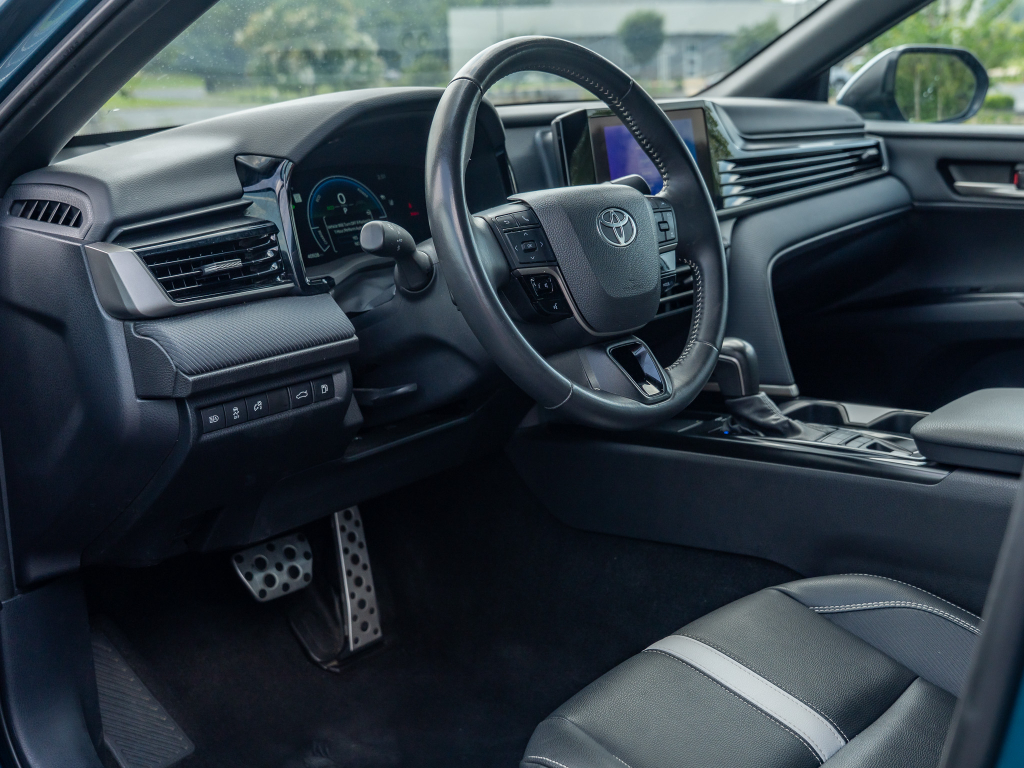 Used 2025 Toyota Camry Hybrid Sedan