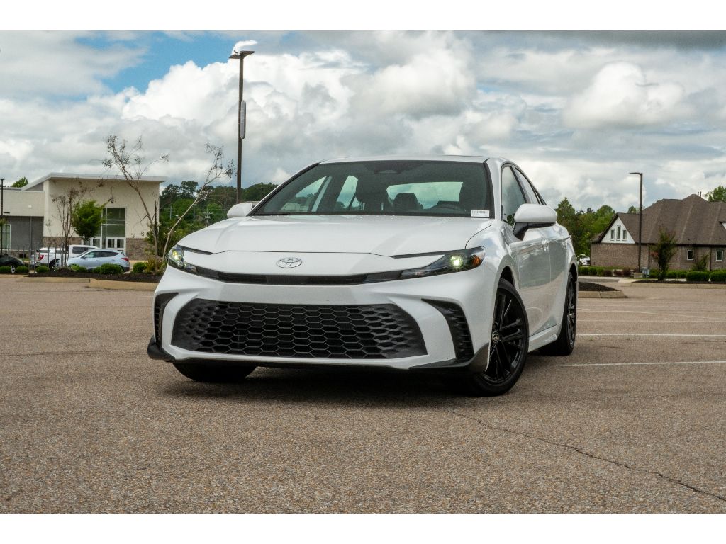 2025 Toyota Camry SE Hybrid's photo