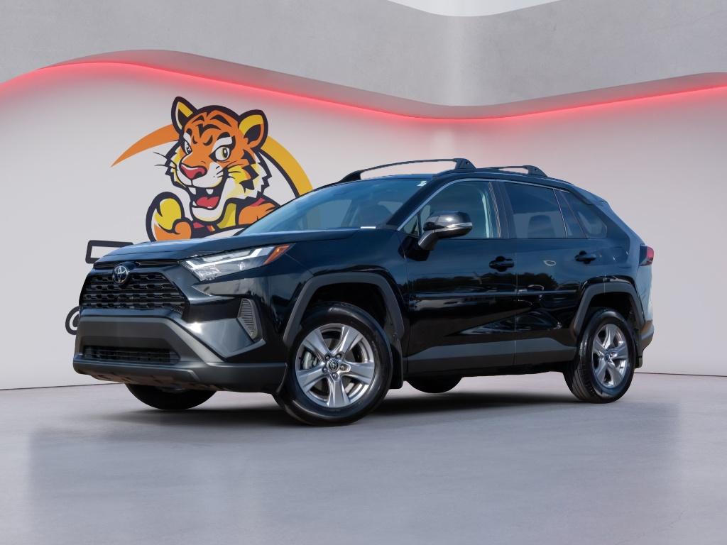 2025 Toyota RAV4 XLE's photo