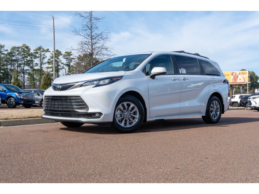 2026 Toyota Sienna XLE's photo