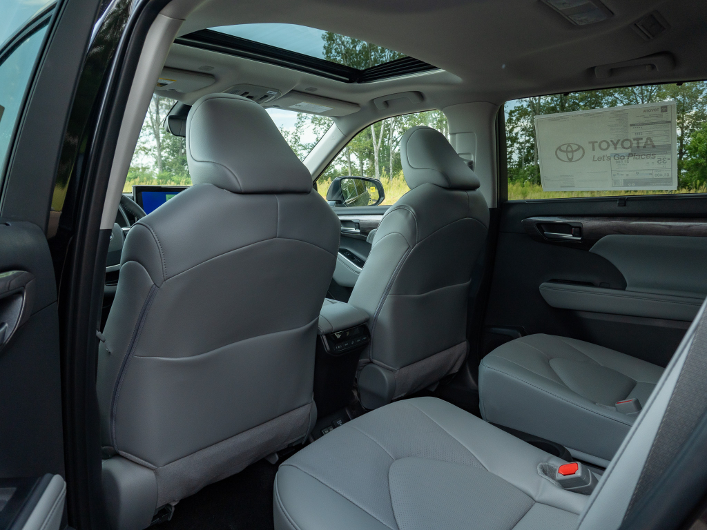 New 2026 Toyota Highlander Hybrid SUV