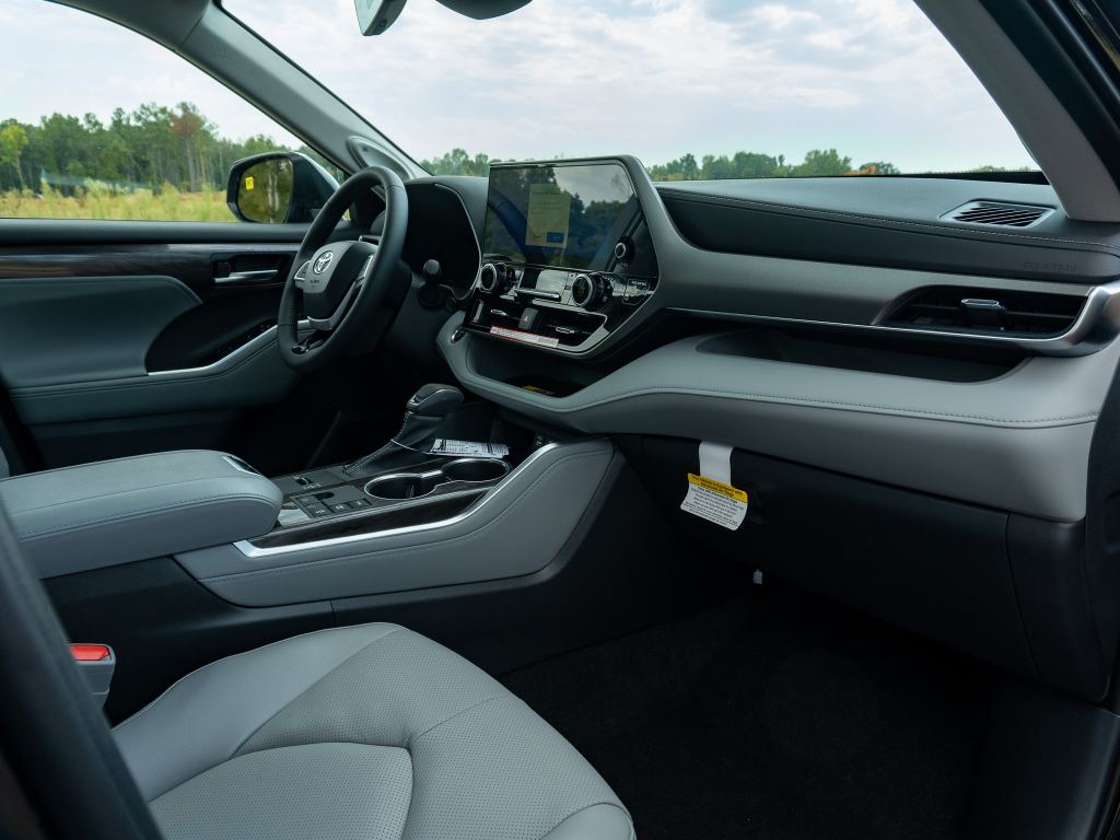 New 2026 Toyota Highlander Hybrid SUV