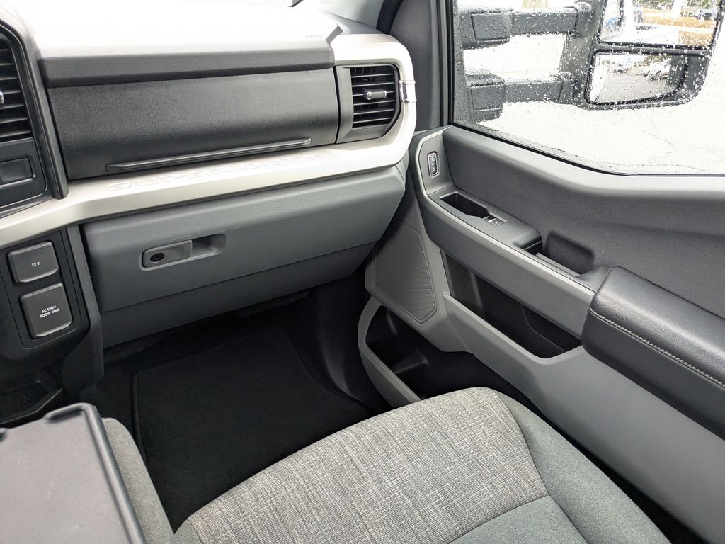 2024 Ford F-250 Super Duty - OXFORD WHITE exterior view 17