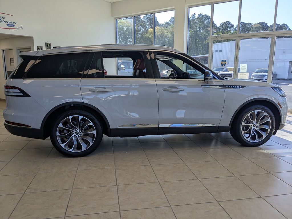 2025 Lincoln Aviator Reserve - Ceramic Pearl Metallic Tri-Coat exterior view 3