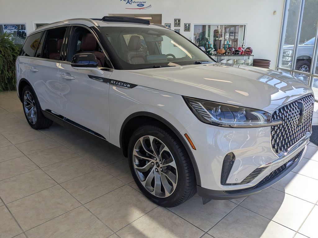 2025 Lincoln Aviator Reserve - Ceramic Pearl Metallic Tri-Coat exterior view 2
