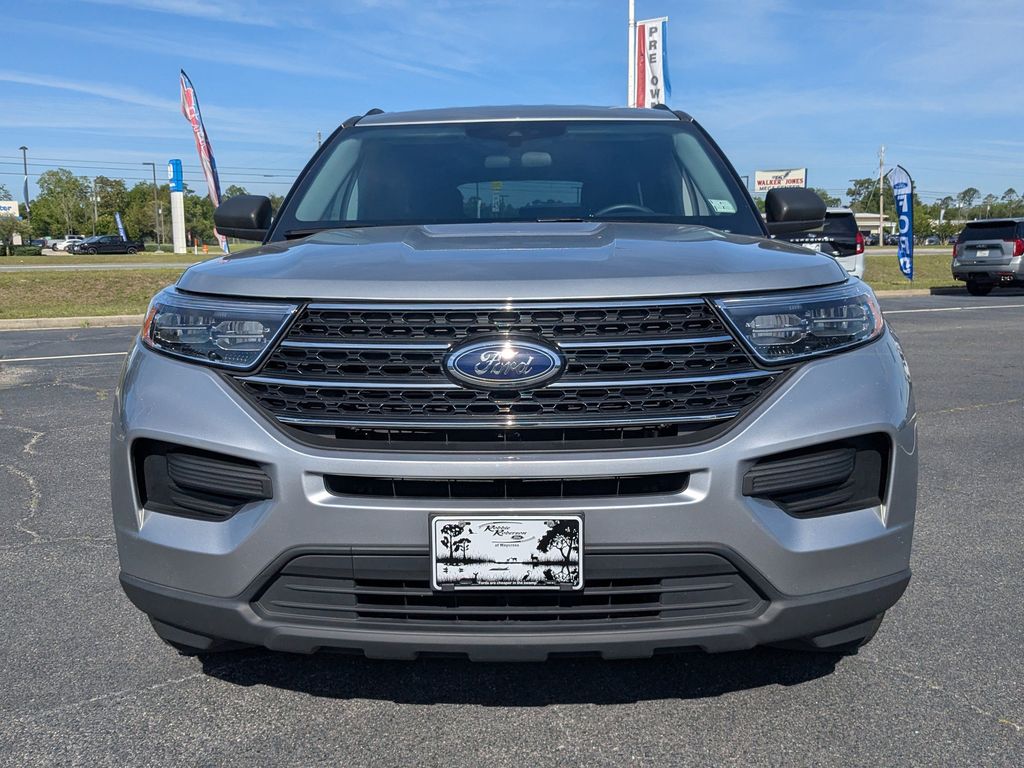 2023 Ford Explorer XLT - ICONIC SILVER METALLIC exterior view 9