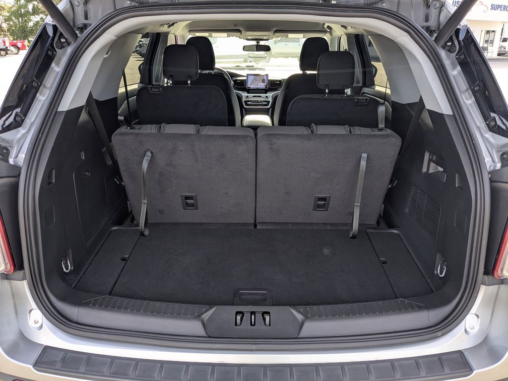 2023 Ford Explorer XLT - ICONIC SILVER METALLIC exterior view 13