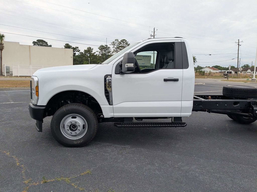 2026 Ford F-350 Super Duty Chassis - Oxford White exterior view 7