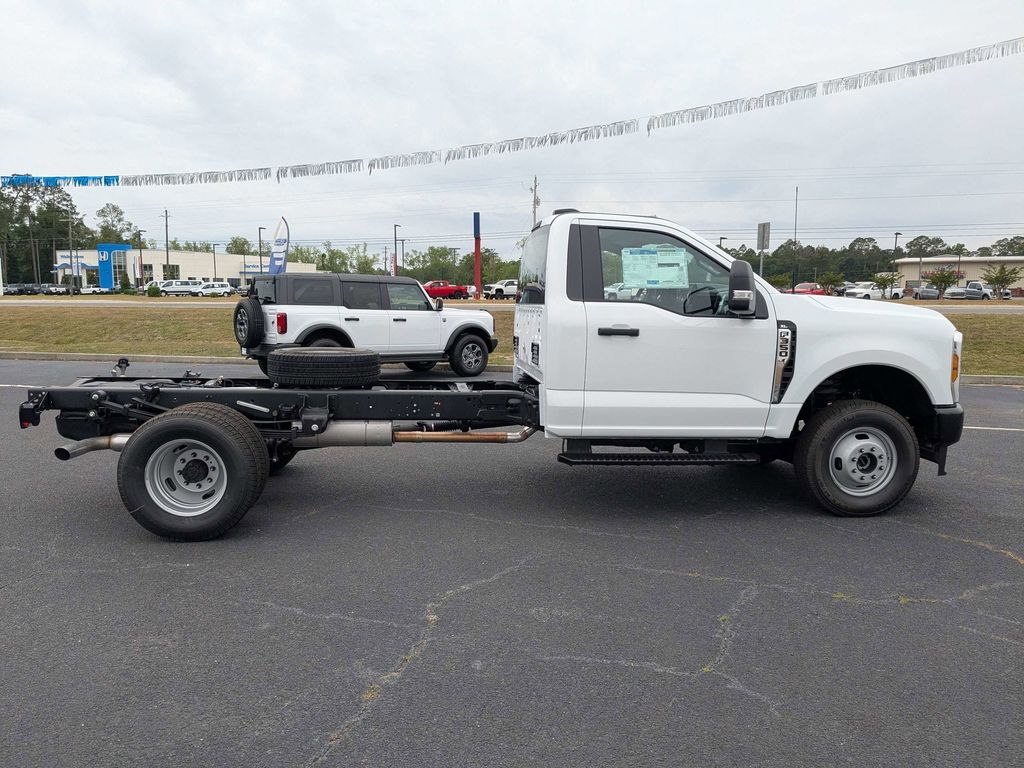 2026 Ford F-350 Super Duty Chassis - Oxford White exterior view 3